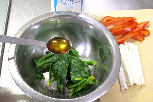 【韓国式のり巻きは組み合わせ自由】焼き豚入れて「キンパ」巻いてみた！みそマヨだれでサラダ巻き風♪