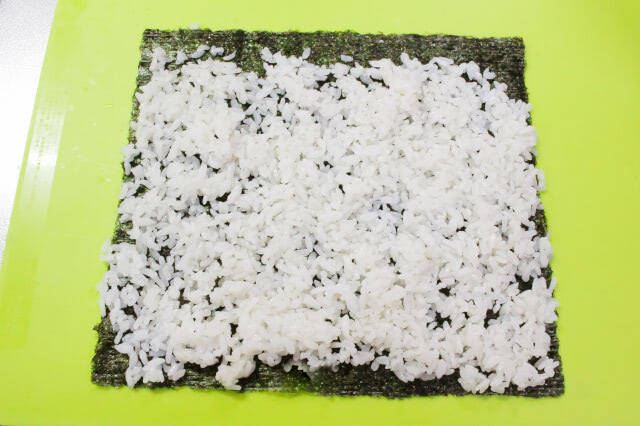 【韓国式のり巻きは組み合わせ自由】焼き豚入れて「キンパ」巻いてみた！みそマヨだれでサラダ巻き風♪