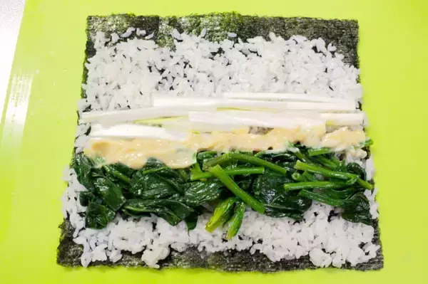 「【韓国式のり巻きは組み合わせ自由】焼き豚入れて「キンパ」巻いてみた！みそマヨだれでサラダ巻き風♪」の画像