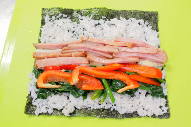 【韓国式のり巻きは組み合わせ自由】焼き豚入れて「キンパ」巻いてみた！みそマヨだれでサラダ巻き風♪
