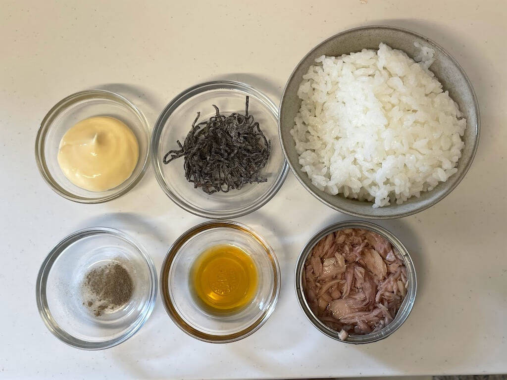 【定番おにぎり進化版】ツナマヨのご飯は「塩昆布」と「ゴマ油」で味付けると飛ぶぞ！セブン公式レシピだって