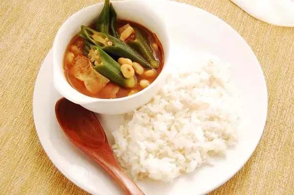 「【快腸レシピ】大豆とネバネバでお腹スッキリ「野菜たっぷりスープカレー」作ってみた！【管理栄養士直伝】」の画像