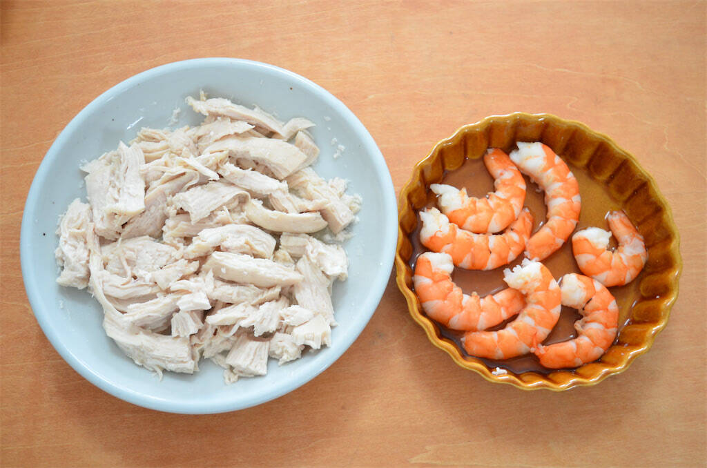 【1本で野菜不足解消】鶏むねとエビと野菜でパンパン「全部のせ生春巻き」作ってみた！今日はコレだけでいい♪
