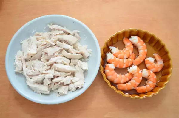 「【1本で野菜不足解消】鶏むねとエビと野菜でパンパン「全部のせ生春巻き」作ってみた！今日はコレだけでいい♪」の画像