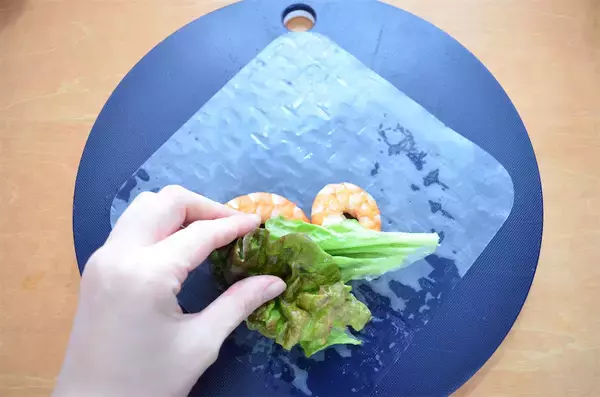 「【1本で野菜不足解消】鶏むねとエビと野菜でパンパン「全部のせ生春巻き」作ってみた！今日はコレだけでいい♪」の画像
