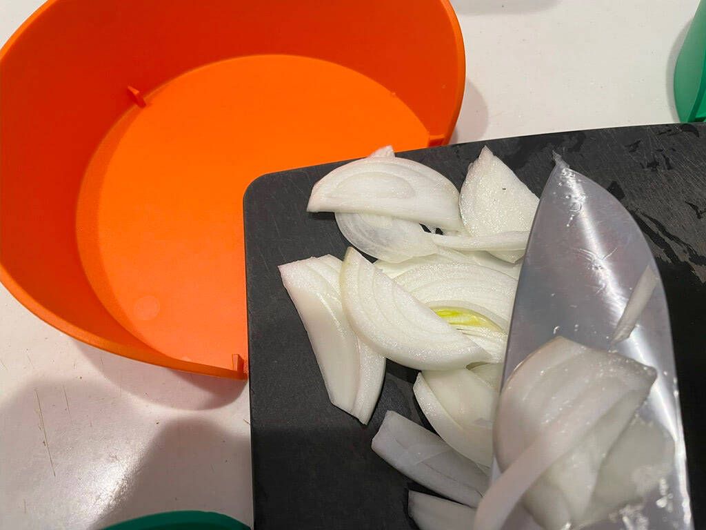 3つのボウルをまな板の3隅にセット！【IKEA】の調理用ボウルで料理の下ごしらえが格段に上がるらしい