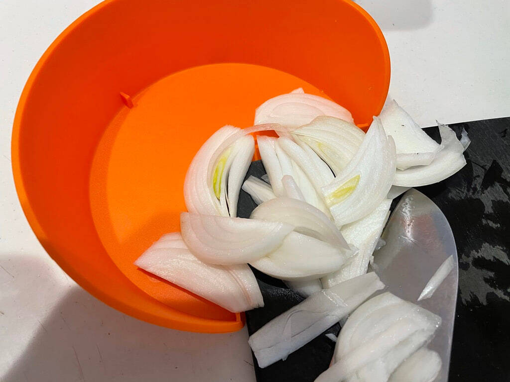 3つのボウルをまな板の3隅にセット！【IKEA】の調理用ボウルで料理の下ごしらえが格段に上がるらしい