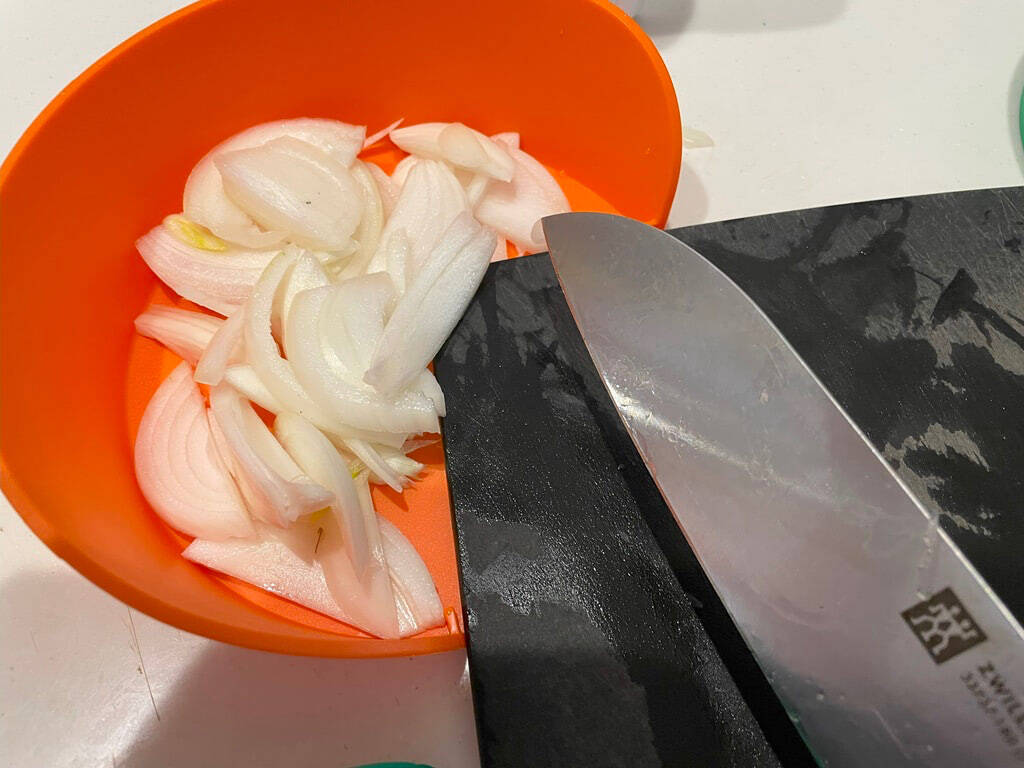 3つのボウルをまな板の3隅にセット！【IKEA】の調理用ボウルで料理の下ごしらえが格段に上がるらしい