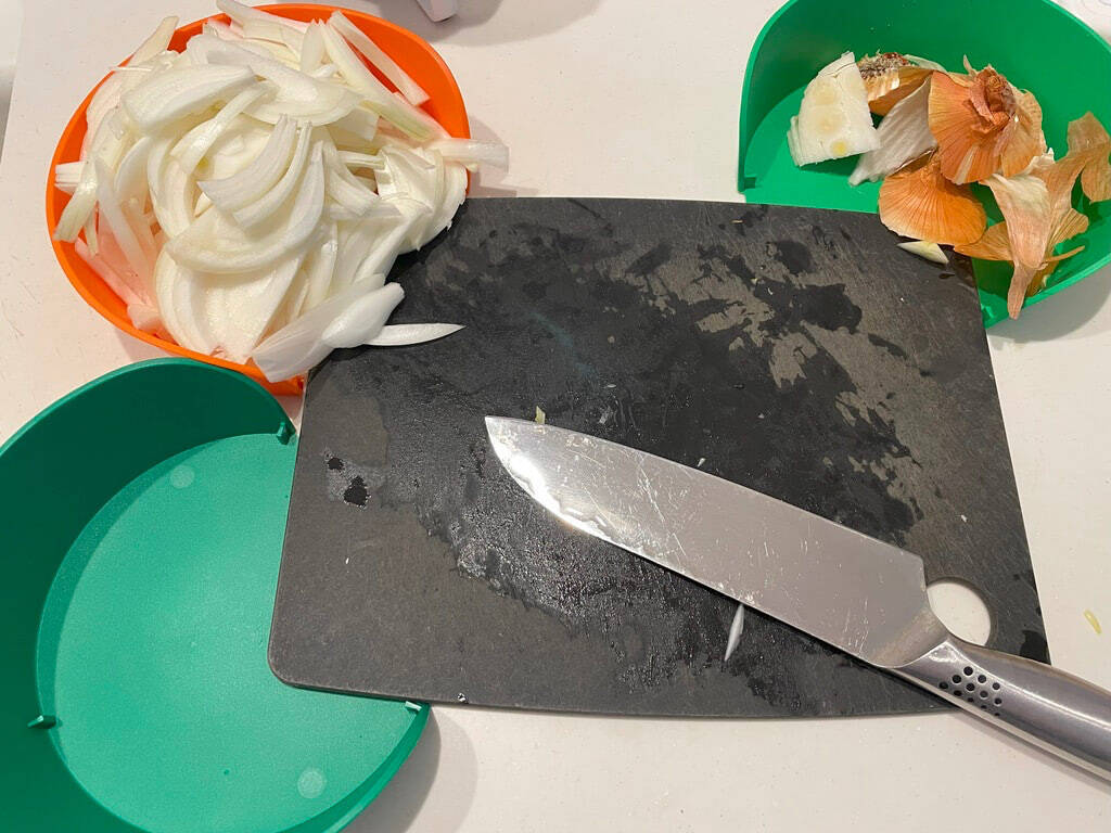 3つのボウルをまな板の3隅にセット！【IKEA】の調理用ボウルで料理の下ごしらえが格段に上がるらしい