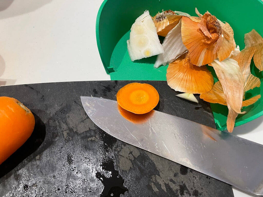 3つのボウルをまな板の3隅にセット！【IKEA】の調理用ボウルで料理の下ごしらえが格段に上がるらしい