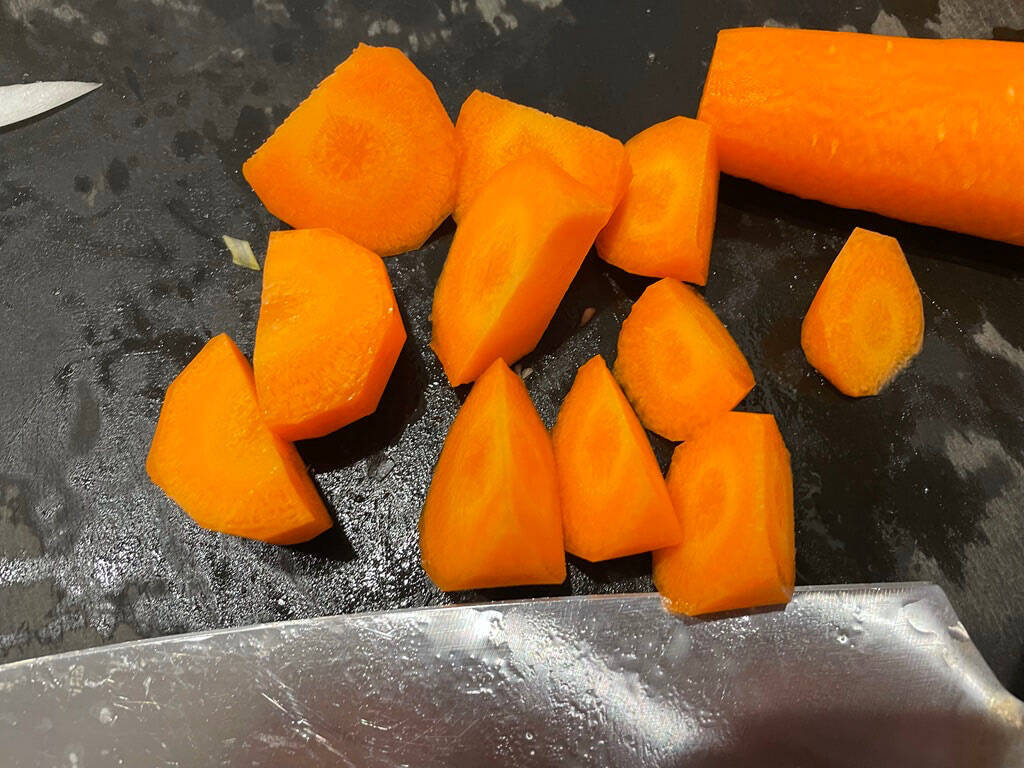 3つのボウルをまな板の3隅にセット！【IKEA】の調理用ボウルで料理の下ごしらえが格段に上がるらしい