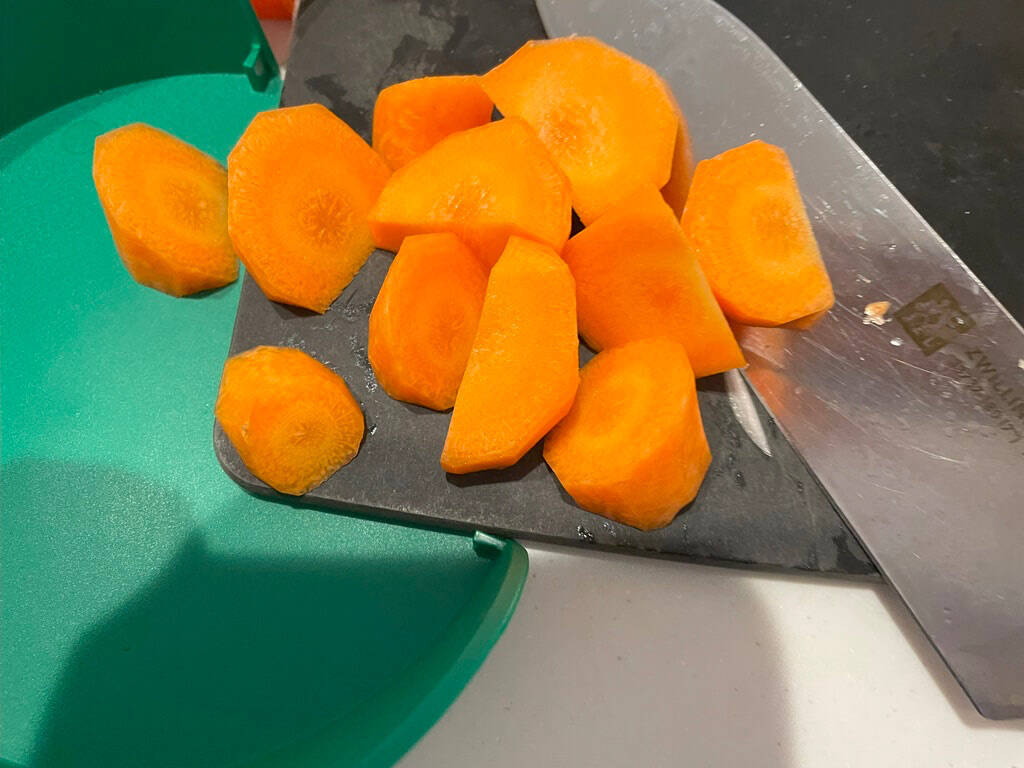 3つのボウルをまな板の3隅にセット！【IKEA】の調理用ボウルで料理の下ごしらえが格段に上がるらしい