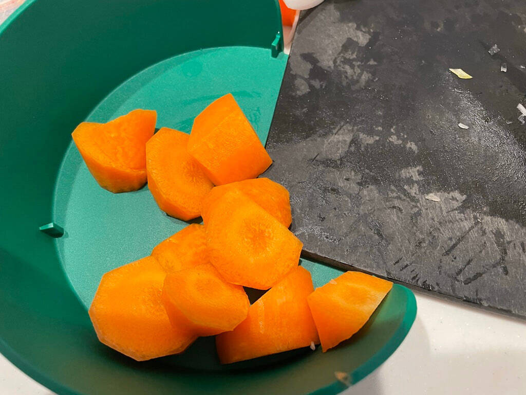 3つのボウルをまな板の3隅にセット！【IKEA】の調理用ボウルで料理の下ごしらえが格段に上がるらしい