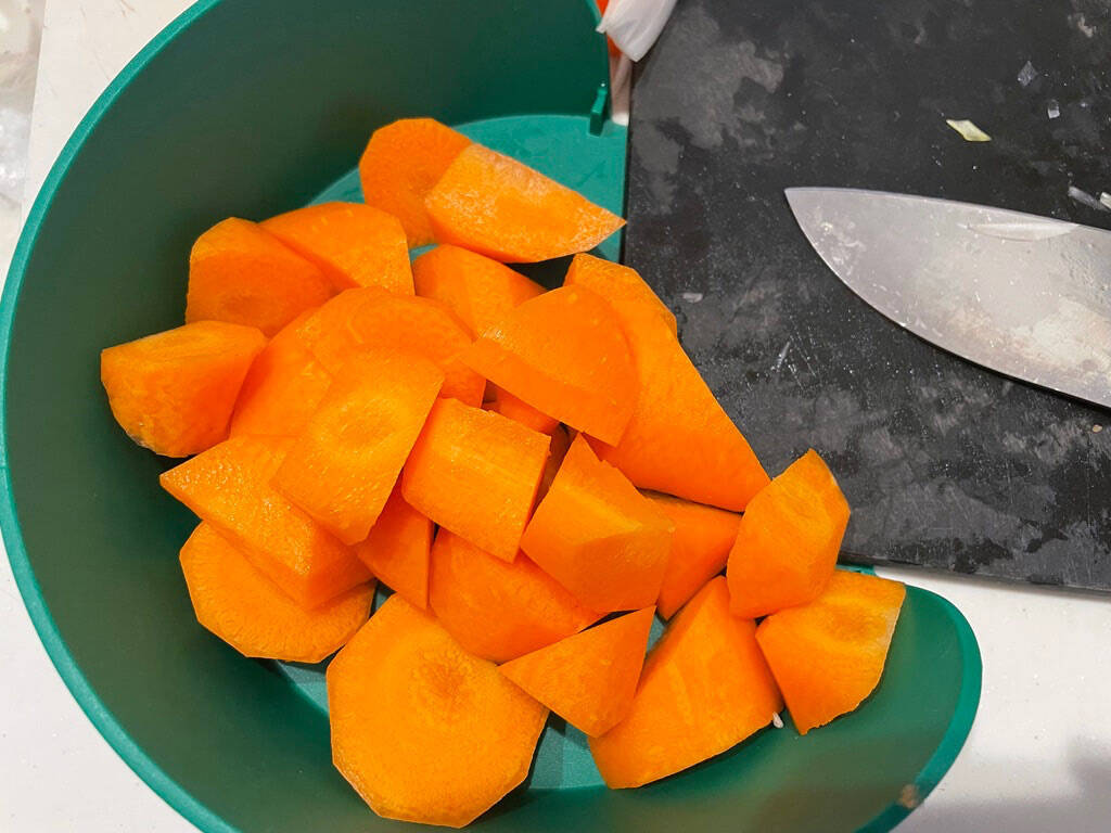 3つのボウルをまな板の3隅にセット！【IKEA】の調理用ボウルで料理の下ごしらえが格段に上がるらしい