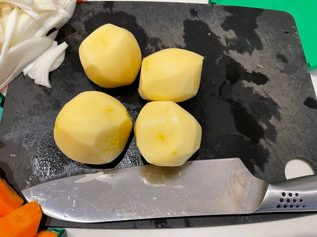 3つのボウルをまな板の3隅にセット！【IKEA】の調理用ボウルで料理の下ごしらえが格段に上がるらしい