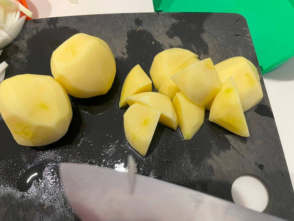 3つのボウルをまな板の3隅にセット！【IKEA】の調理用ボウルで料理の下ごしらえが格段に上がるらしい