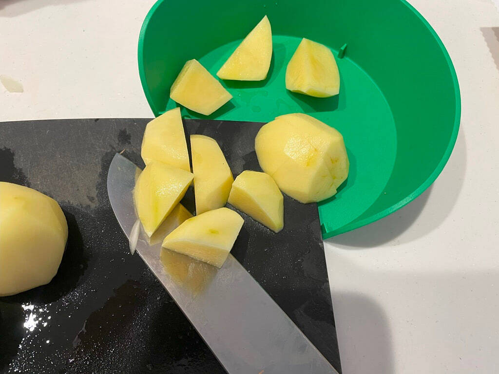 3つのボウルをまな板の3隅にセット！【IKEA】の調理用ボウルで料理の下ごしらえが格段に上がるらしい