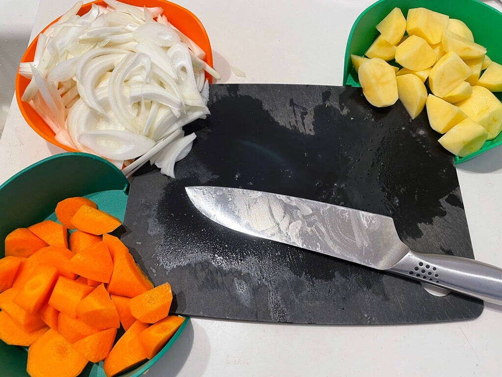 3つのボウルをまな板の3隅にセット！【IKEA】の調理用ボウルで料理の下ごしらえが格段に上がるらしい