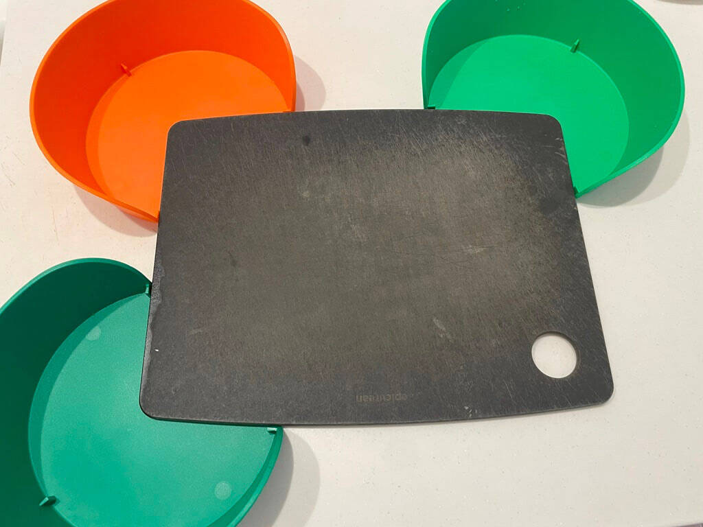 3つのボウルをまな板の3隅にセット！【IKEA】の調理用ボウルで料理の下ごしらえが格段に上がるらしい