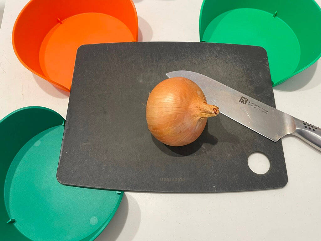 3つのボウルをまな板の3隅にセット！【IKEA】の調理用ボウルで料理の下ごしらえが格段に上がるらしい