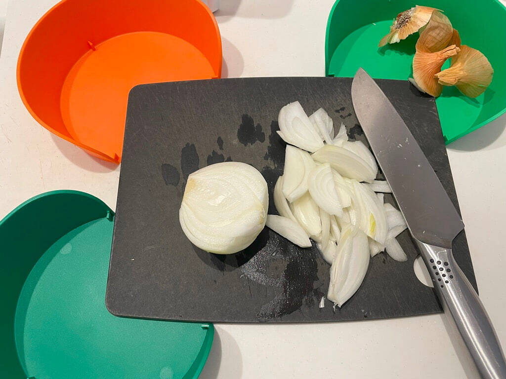 3つのボウルをまな板の3隅にセット！【IKEA】の調理用ボウルで料理の下ごしらえが格段に上がるらしい