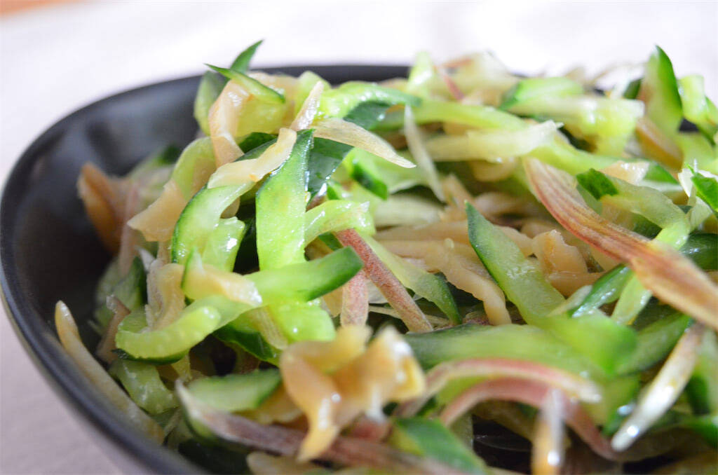 【究極のシャキシャキ食感】刻んで和えるだけ♪「みょうがときゅうりの無限サラダ」作ってみた！一生噛んでたい♡
