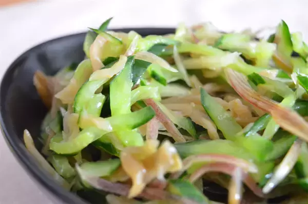 「【究極のシャキシャキ食感】刻んで和えるだけ♪「みょうがときゅうりの無限サラダ」作ってみた！一生噛んでたい♡」の画像