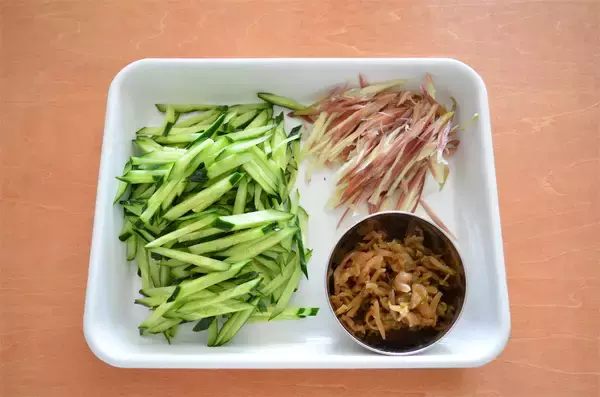 「【究極のシャキシャキ食感】刻んで和えるだけ♪「みょうがときゅうりの無限サラダ」作ってみた！一生噛んでたい♡」の画像