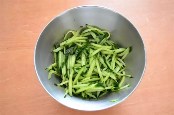 「【究極のシャキシャキ食感】刻んで和えるだけ♪「みょうがときゅうりの無限サラダ」作ってみた！一生噛んでたい♡」の画像