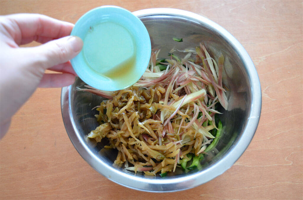 【究極のシャキシャキ食感】刻んで和えるだけ♪「みょうがときゅうりの無限サラダ」作ってみた！一生噛んでたい♡