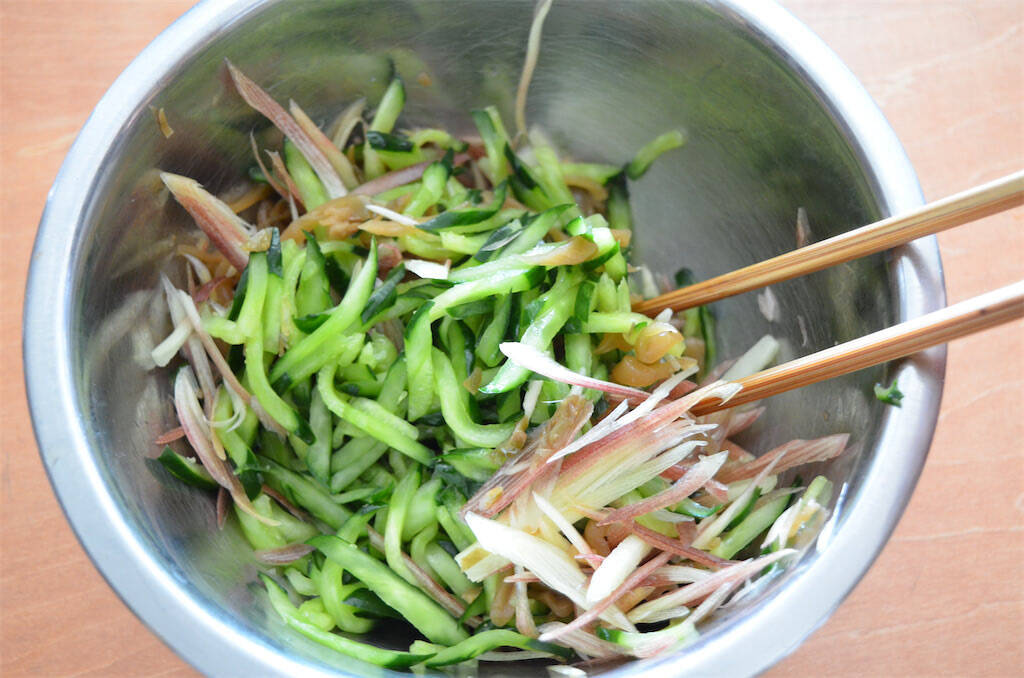 【究極のシャキシャキ食感】刻んで和えるだけ♪「みょうがときゅうりの無限サラダ」作ってみた！一生噛んでたい♡