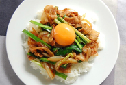 【昭和レトロ】焼肉に卵黄をオン！郷愁の「オリエンタルライス」に挑戦♪てか、オリエンタルライスって何⁉