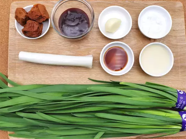 「【笠原将弘が余り調味料を使い切り】「梅のコチュジャンソース」作って冷奴にかけてみた！何とニラ2束！」の画像