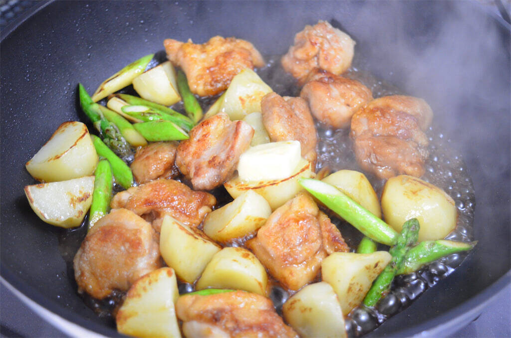 【だしバターがヤミツキ】アスパラの下茹で不要な「じゃがいもと鶏肉の照り炒め」にトライ！栄養も逃さずゲット♪