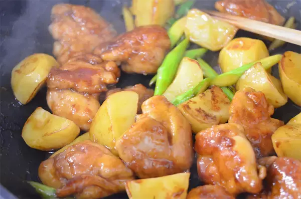 「【だしバターがヤミツキ】アスパラの下茹で不要な「じゃがいもと鶏肉の照り炒め」にトライ！栄養も逃さずゲット♪」の画像