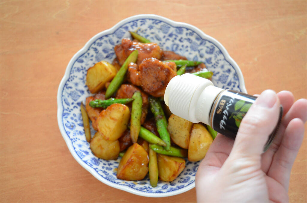 【だしバターがヤミツキ】アスパラの下茹で不要な「じゃがいもと鶏肉の照り炒め」にトライ！栄養も逃さずゲット♪