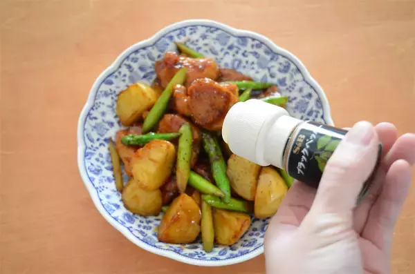 「【だしバターがヤミツキ】アスパラの下茹で不要な「じゃがいもと鶏肉の照り炒め」にトライ！栄養も逃さずゲット♪」の画像