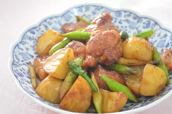 「【だしバターがヤミツキ】アスパラの下茹で不要な「じゃがいもと鶏肉の照り炒め」にトライ！栄養も逃さずゲット♪」の画像