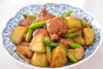 【だしバターがヤミツキ】アスパラの下茹で不要な「じゃがいもと鶏肉の照り炒め」にトライ！栄養も逃さずゲット♪