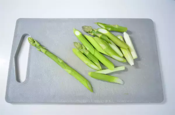 「【だしバターがヤミツキ】アスパラの下茹で不要な「じゃがいもと鶏肉の照り炒め」にトライ！栄養も逃さずゲット♪」の画像