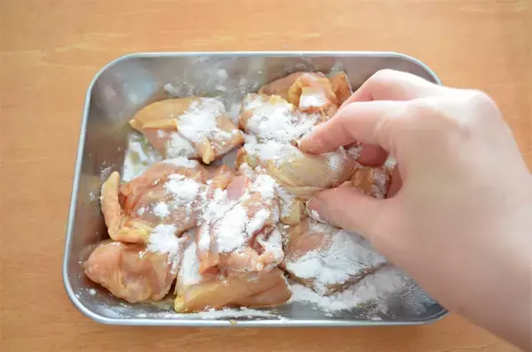 「【だしバターがヤミツキ】アスパラの下茹で不要な「じゃがいもと鶏肉の照り炒め」にトライ！栄養も逃さずゲット♪」の画像