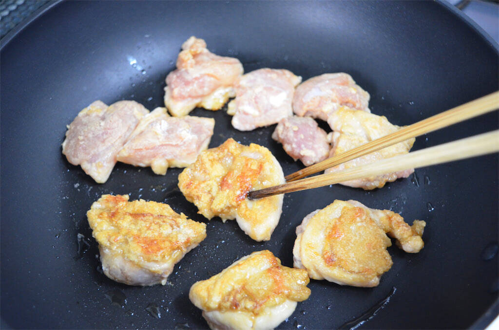 【だしバターがヤミツキ】アスパラの下茹で不要な「じゃがいもと鶏肉の照り炒め」にトライ！栄養も逃さずゲット♪