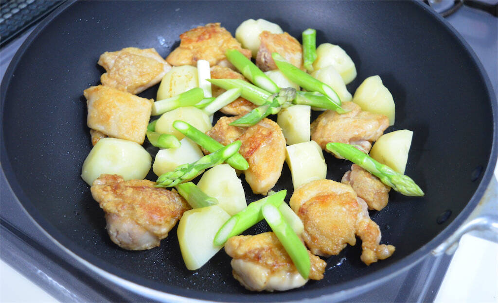 【だしバターがヤミツキ】アスパラの下茹で不要な「じゃがいもと鶏肉の照り炒め」にトライ！栄養も逃さずゲット♪