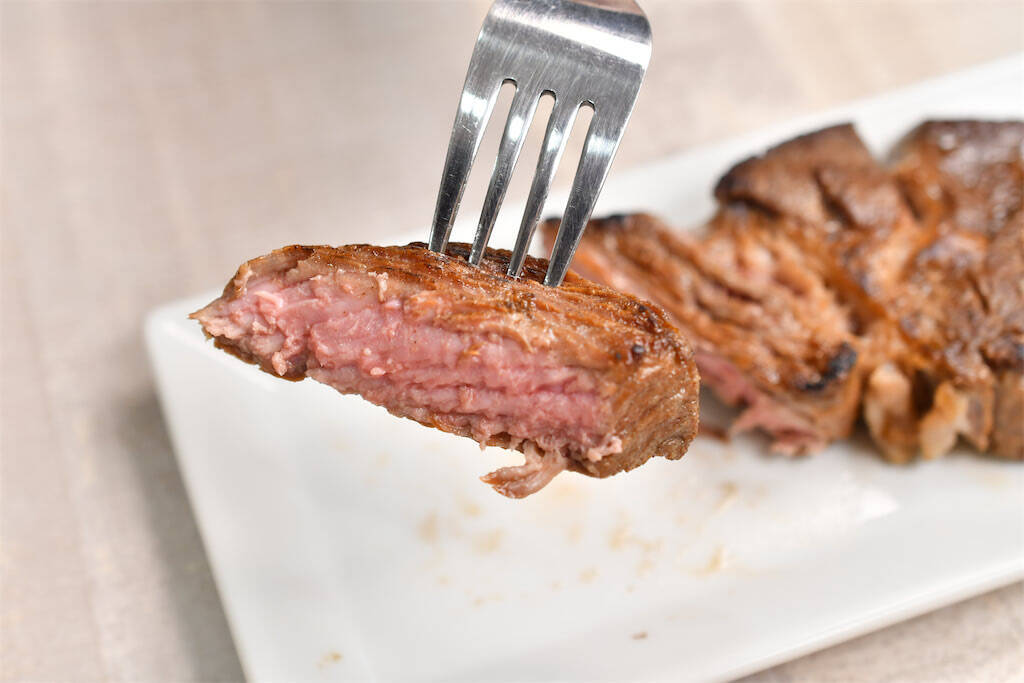 【高級肉に変身!?】ステーキは「おろし玉ねぎ」を塗るべし！塗るべし！柔らかジューシーの極みに【青髪のテツ】