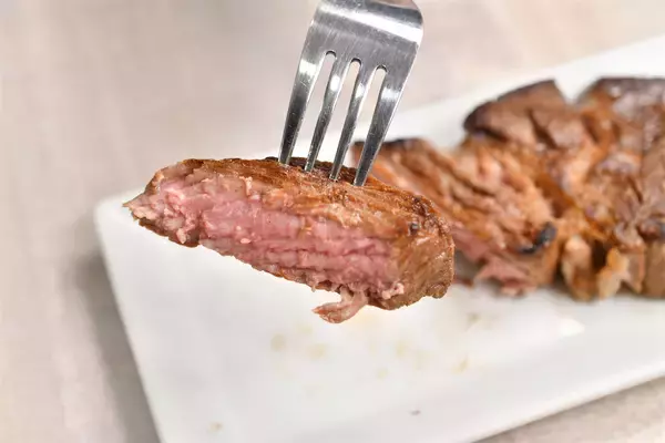 「【高級肉に変身!?】ステーキは「おろし玉ねぎ」を塗るべし！塗るべし！柔らかジューシーの極みに【青髪のテツ】」の画像