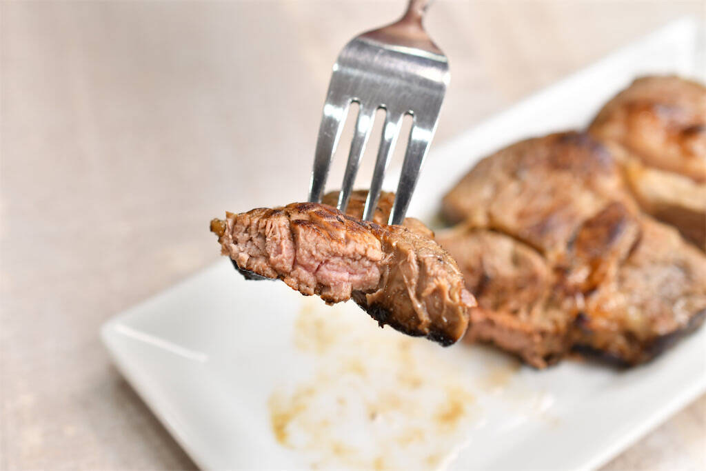 【高級肉に変身!?】ステーキは「おろし玉ねぎ」を塗るべし！塗るべし！柔らかジューシーの極みに【青髪のテツ】