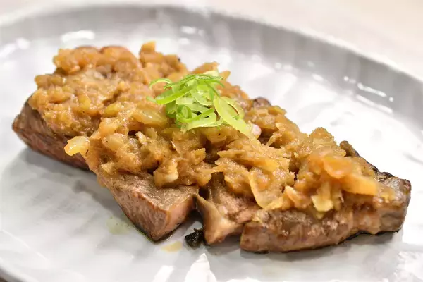 「【高級肉に変身!?】ステーキは「おろし玉ねぎ」を塗るべし！塗るべし！柔らかジューシーの極みに【青髪のテツ】」の画像