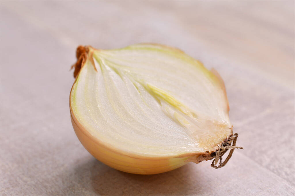 【高級肉に変身!?】ステーキは「おろし玉ねぎ」を塗るべし！塗るべし！柔らかジューシーの極みに【青髪のテツ】