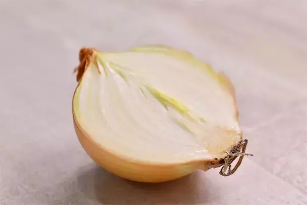 「【高級肉に変身!?】ステーキは「おろし玉ねぎ」を塗るべし！塗るべし！柔らかジューシーの極みに【青髪のテツ】」の画像