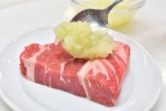 【高級肉に変身!?】ステーキは「おろし玉ねぎ」を塗るべし！塗るべし！柔らかジューシーの極みに【青髪のテツ】